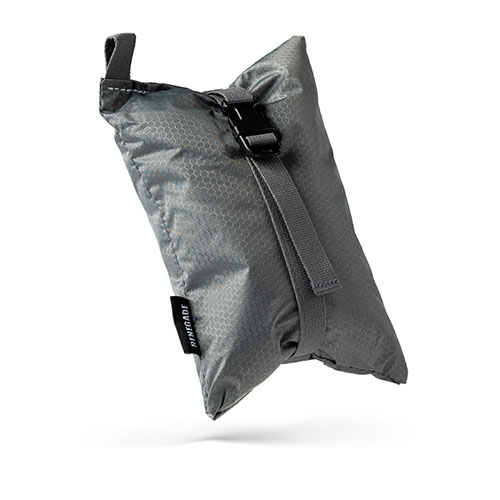 La bolsa de tiro ultra-ligera MDT Renegade pesa menos de 2 onzas, es resistente al desgarro y proporciona estabilidad en cualquier superficie en tus cacerías.